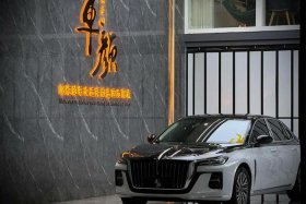 h5下黑上白，html字体颜色怎么设置白色