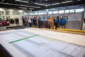 公司搭建员工停车棚费用计入什么科目；公司搭建员工停车棚费用计入什么科目