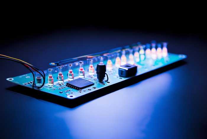 简单的单片机控制led灯硬件图 单片机控制led灯的简单原理