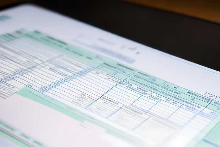 怎么制作简单的表格电脑上（怎么制作简单的表格电脑上的表格）