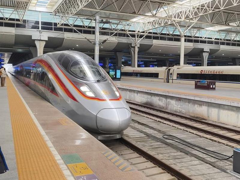 动车进站视频实拍;动车进站视频实拍图 动车进站视频实拍;动车进站视频实拍图