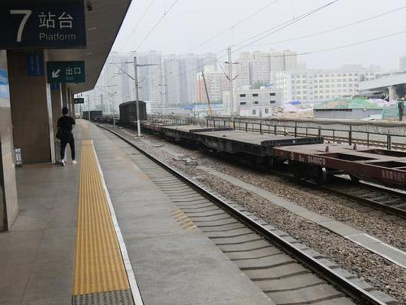 火车站台建校园里(学校里的火车站) 火车站台建校园里(学校里的火车站)