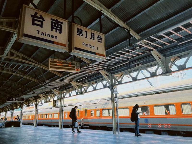 火车站台建校园里(学校里的火车站) 火车站台建校园里(学校里的火车站)