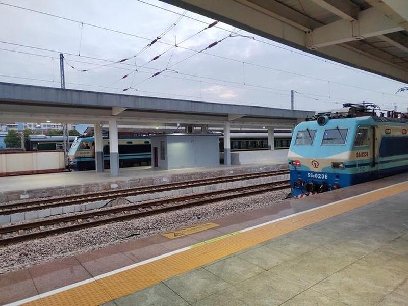 火车站台建校园里、学校里的火车站 火车站台建校园里、学校里的火车站