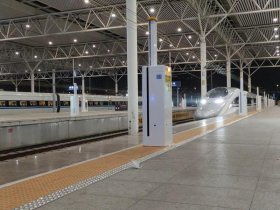 动车进站视频实拍；动车进站视频实拍图