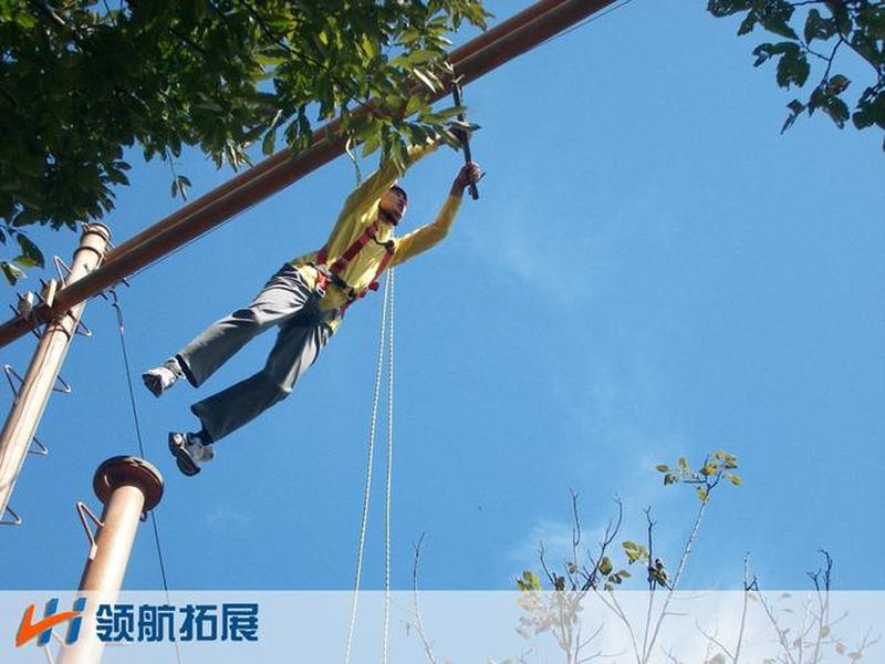 抓杠悬空（双手抓杠悬空吊起100秒）
