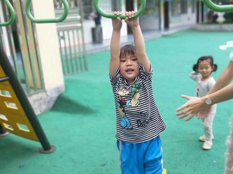 抓杠悬空（双手抓杠悬空吊起100秒）