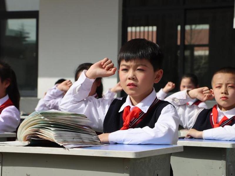 未成年小建 - 未成年的小学学生 未成年小建 - 未成年的小学学生