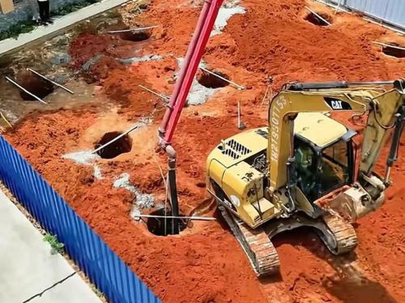 油田怎么建造在地基上；油田怎么建造在地基上面